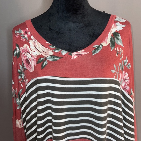 1X V-neck oversized rust colored colorblock top with floral and stripes - Picture 2 of 10